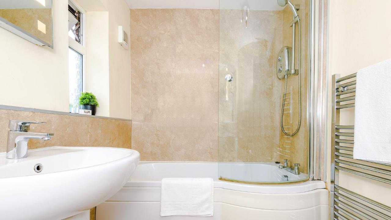 Newhall Road - 4 Bedroom Chester Home - Parking Wervin Esterno foto