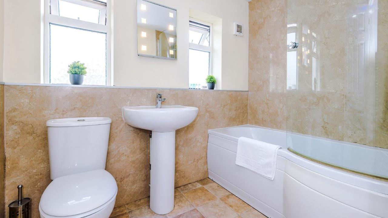 Newhall Road - 4 Bedroom Chester Home - Parking Wervin Esterno foto