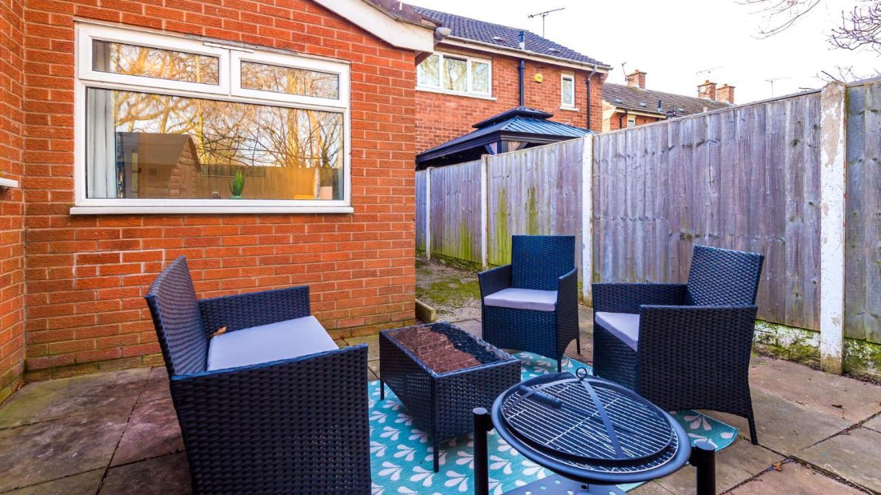 Newhall Road - 4 Bedroom Chester Home - Parking Wervin Esterno foto