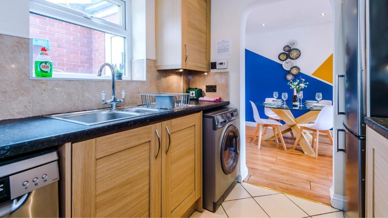 Newhall Road - 4 Bedroom Chester Home - Parking Wervin Esterno foto