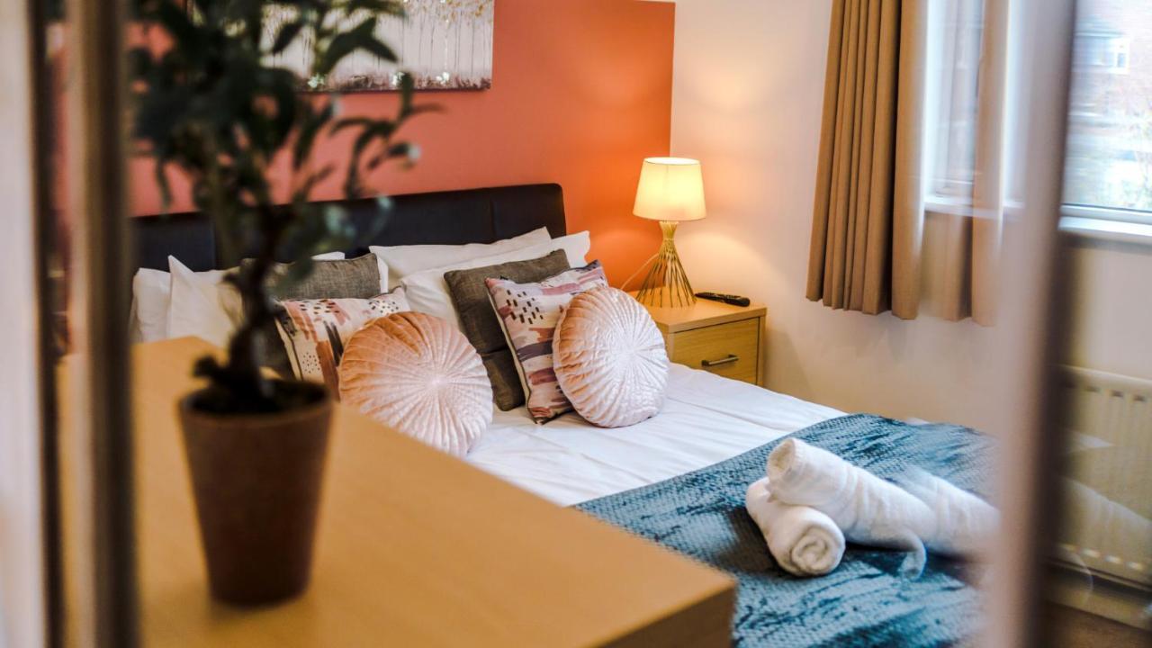 Newhall Road - 4 Bedroom Chester Home - Parking Wervin Esterno foto
